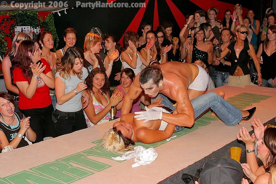 Fiesta hardcore :: vampiro sexy follando con chicas traviesas en el club nocturno
 #76821221