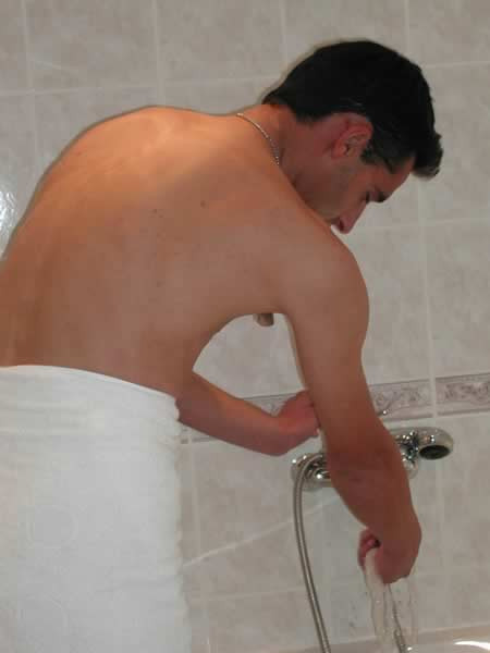 Chico amateur bañándose
 #77010074