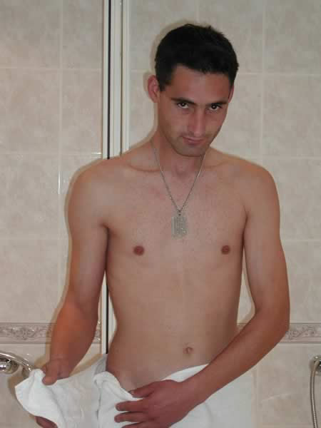 Chico amateur bañándose
 #77010088