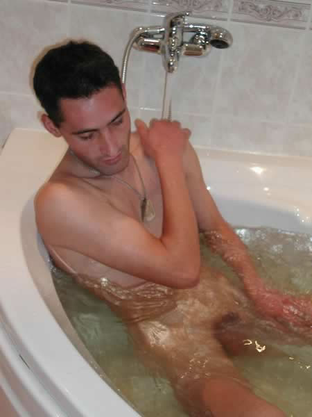 Chico amateur bañándose
 #77010117