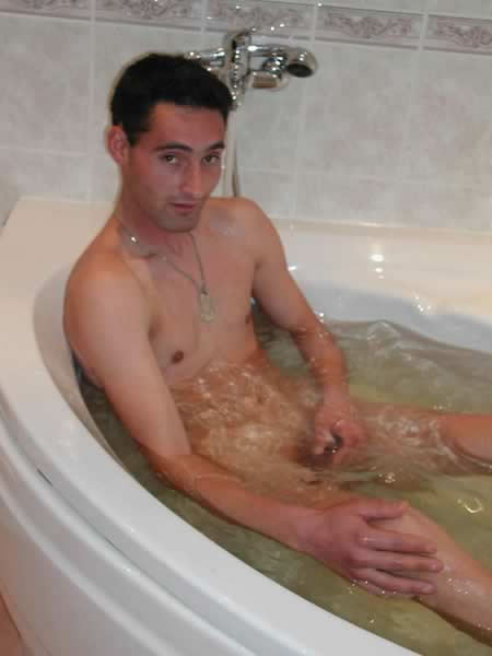 Chico amateur bañándose
 #77010123