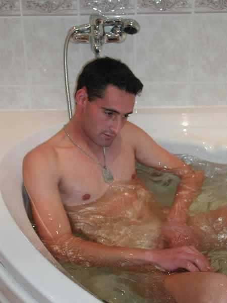 Chico amateur bañándose
 #77010132