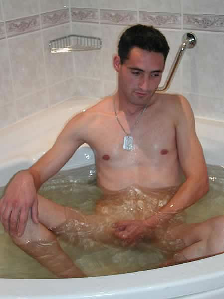 Chico amateur bañándose
 #77010140