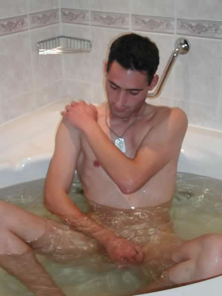 Chico amateur bañándose
 #77010150