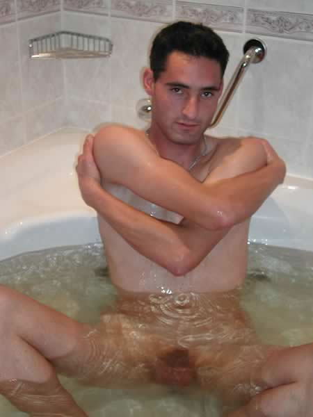 Chico amateur bañándose
 #77010154