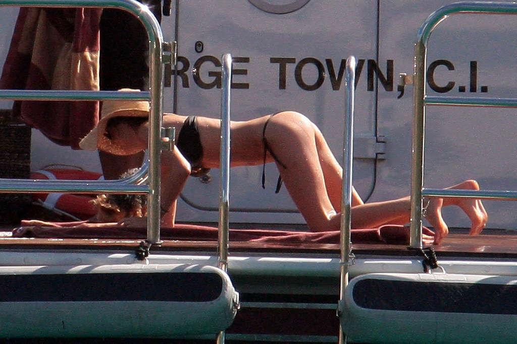 Miranda Kerr exposing her nice body in bikini and her nice tits #75364060