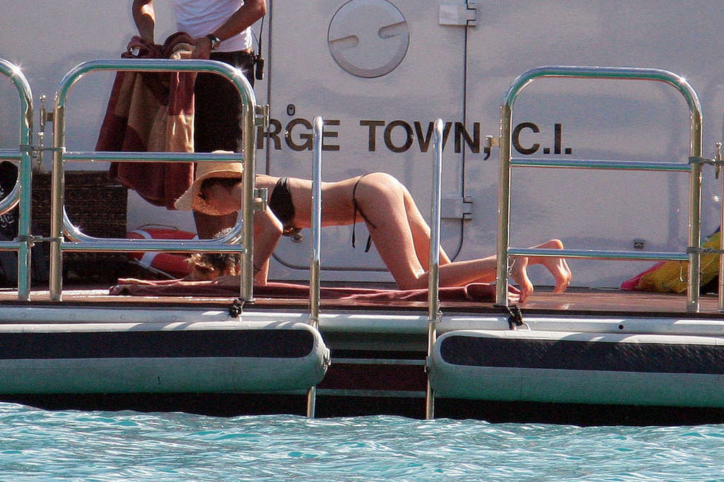 Miranda Kerr entblößt ihren schönen Körper im Bikini und ihre schönen Titten
 #75364066
