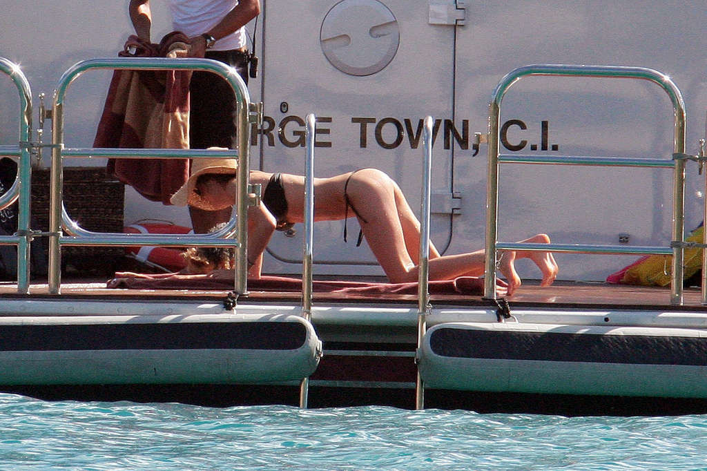 Miranda kerr exposant son joli corps en bikini et ses jolis seins
 #75364066