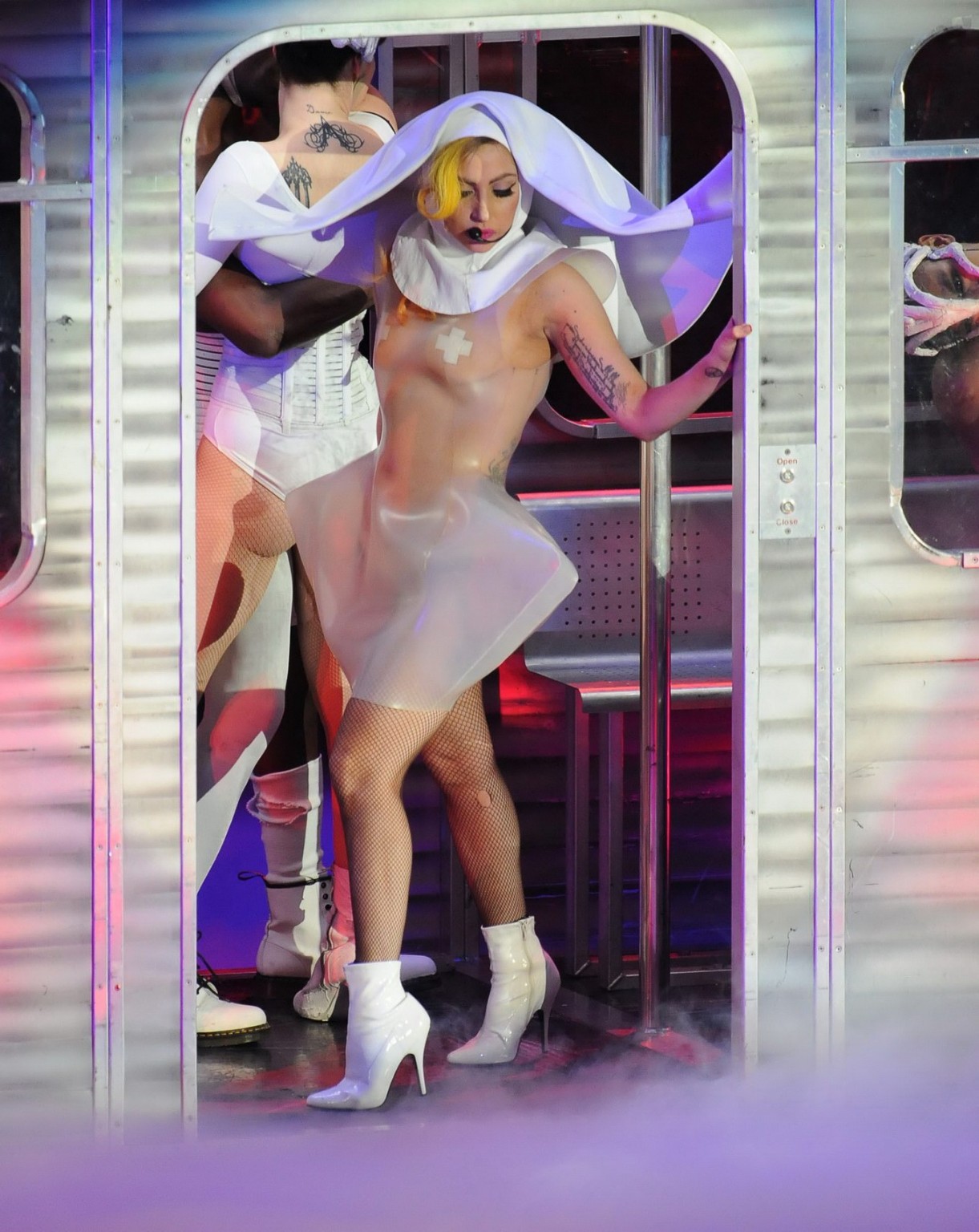 Lady Gaga in vedere attraverso il vestito con capezzoli nastrati eseguendo alla 02 arena in
 #75323337