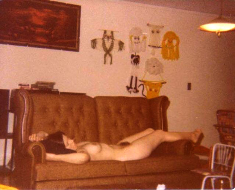 Vintage nackte Küken zeigen ihre haarige Muschi
 #77294262