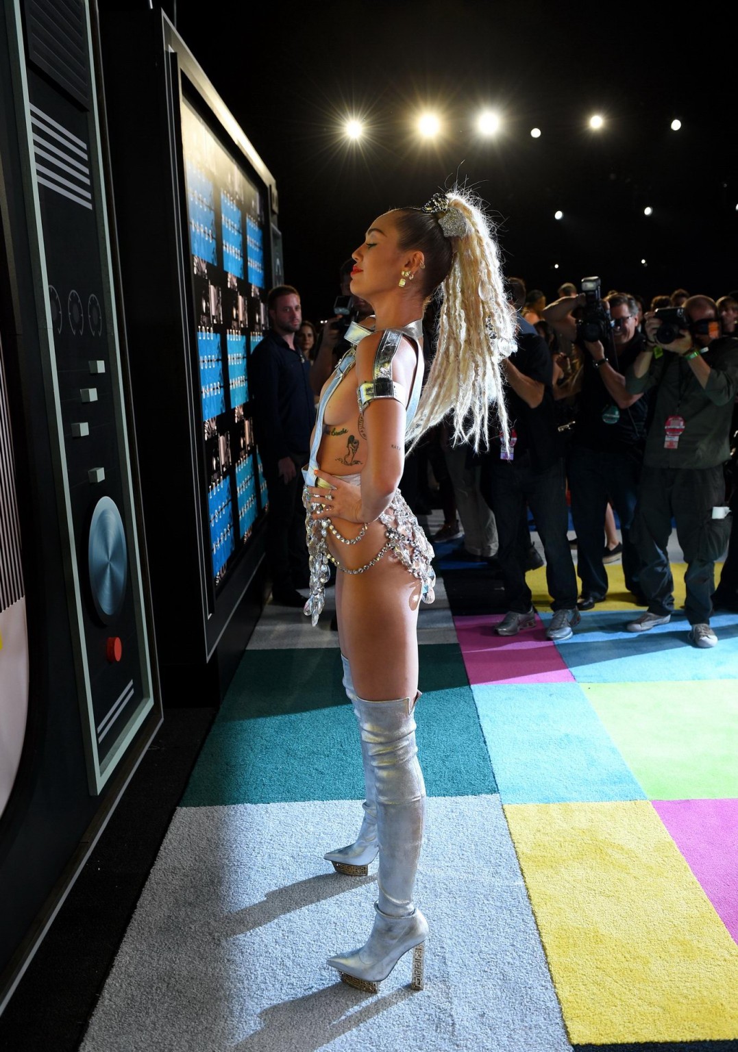 Miley Cyrusは、彼女のお尻の横乳、剃った股間を見せる
 #75153499