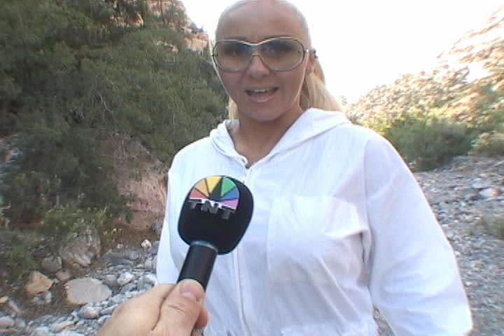 Trixie chupando un reportero de noticias de televisión
 #67906273