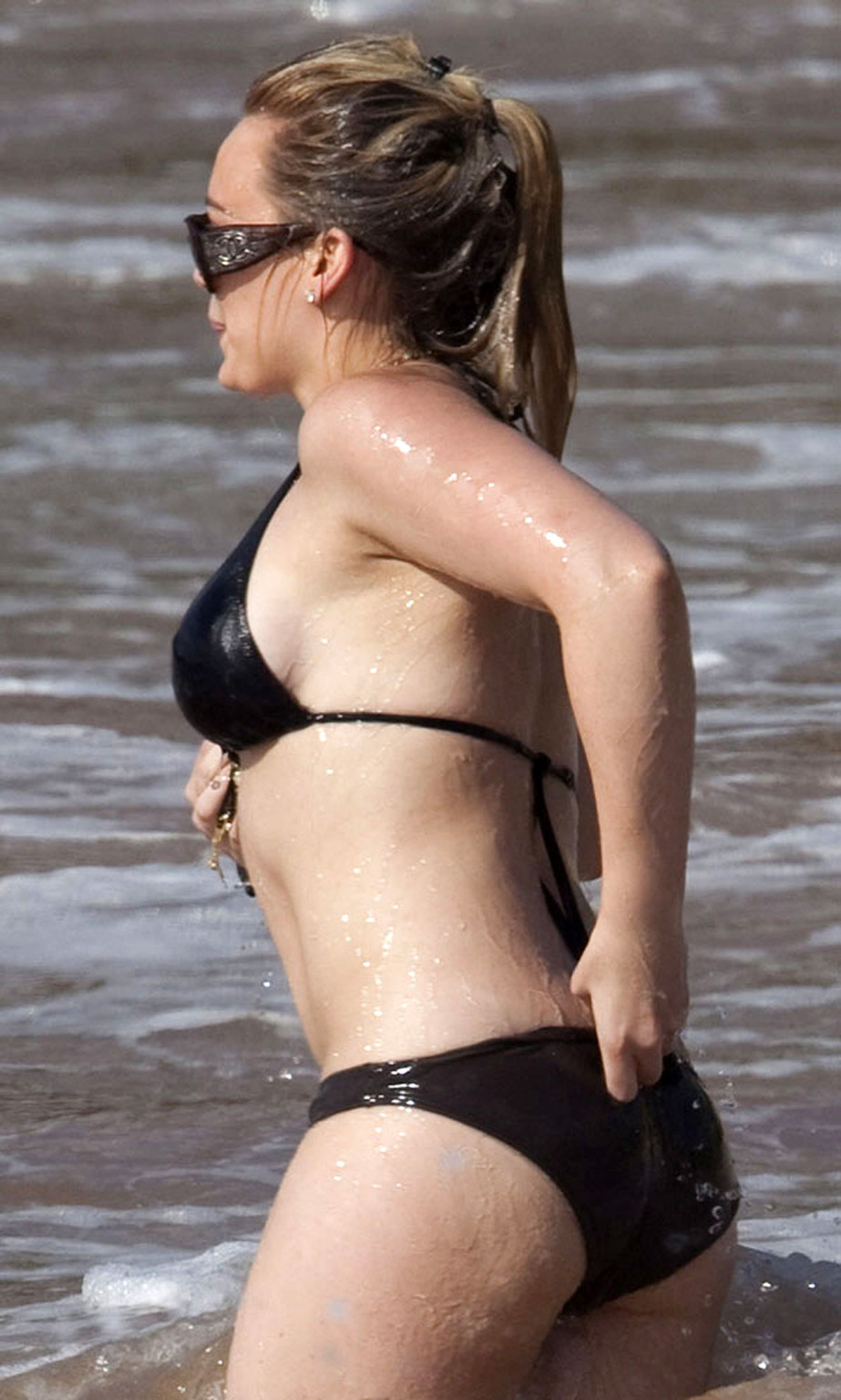 Hilary Duff entblößt ihren sexy und heißen Körper im Bikini am Strand
 #75349109