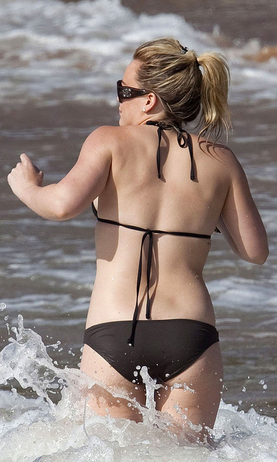 Hilary Duff entblößt ihren sexy und heißen Körper im Bikini am Strand
 #75349130