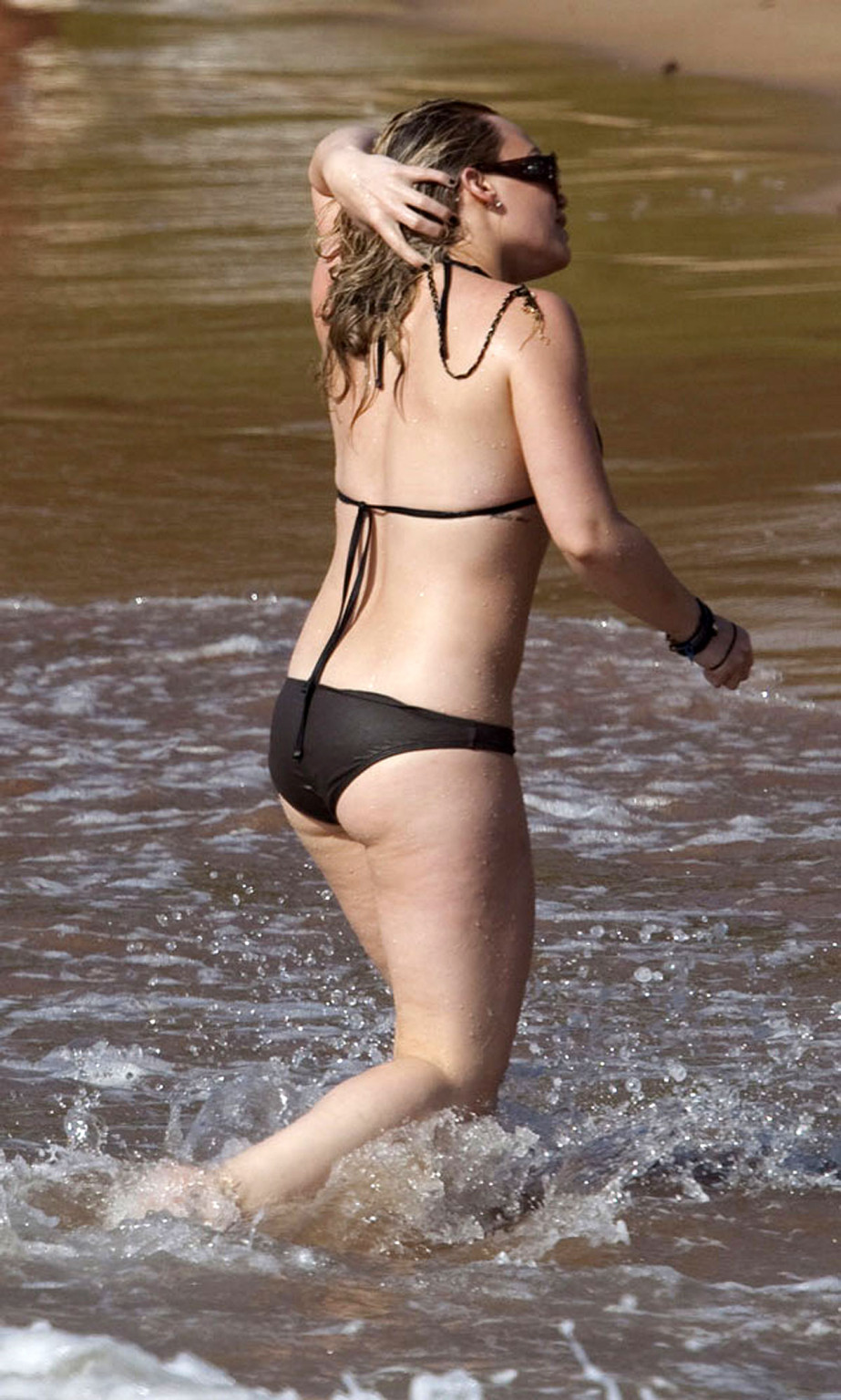 Hilary Duff entblößt ihren sexy und heißen Körper im Bikini am Strand
 #75349163