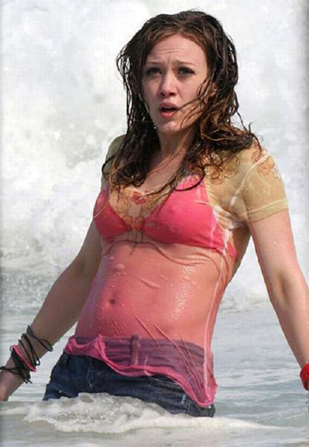 Hilary Duff entblößt ihren sexy und heißen Körper im Bikini am Strand
 #75349175