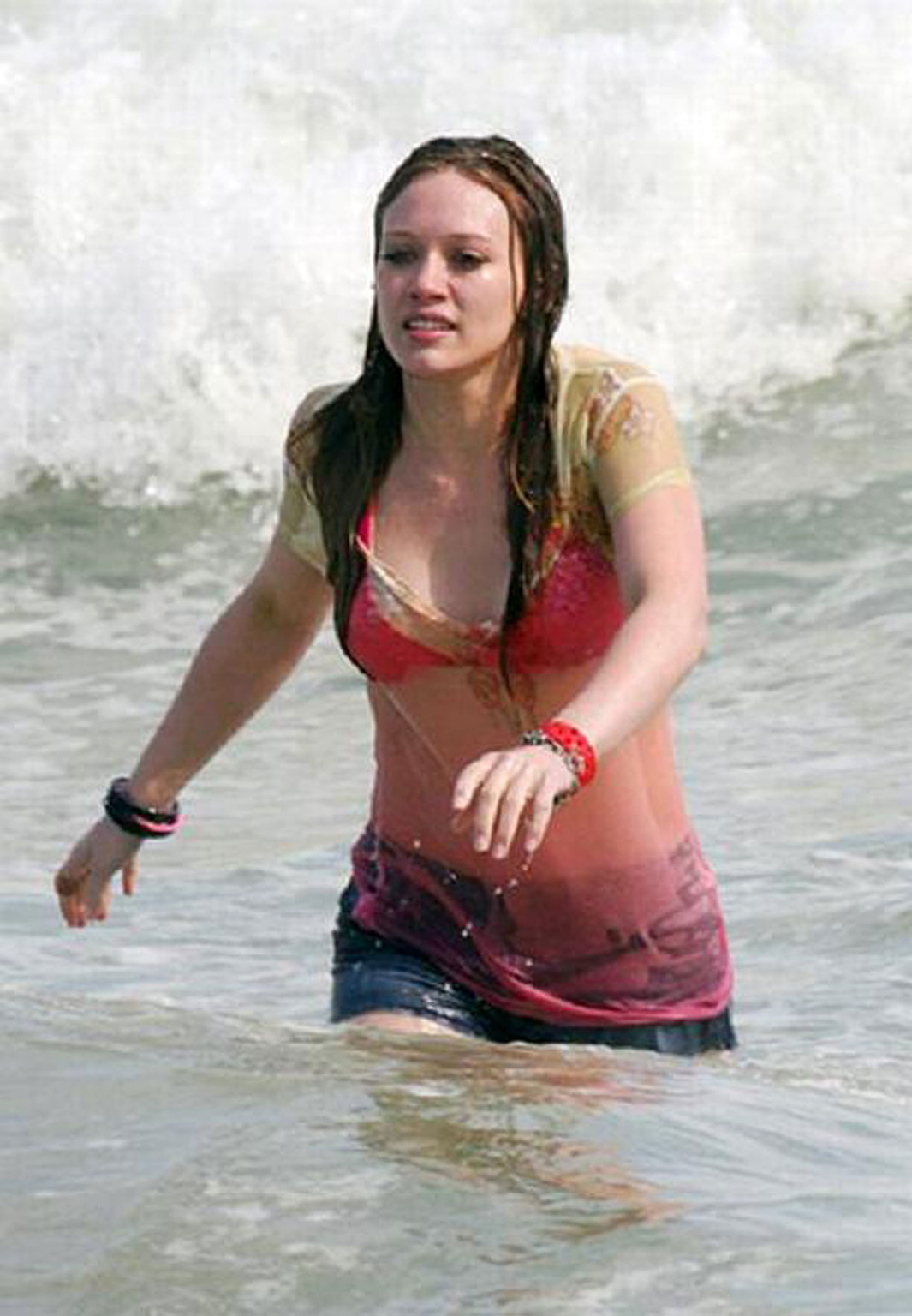 Hilary Duff entblößt ihren sexy und heißen Körper im Bikini am Strand
 #75349181