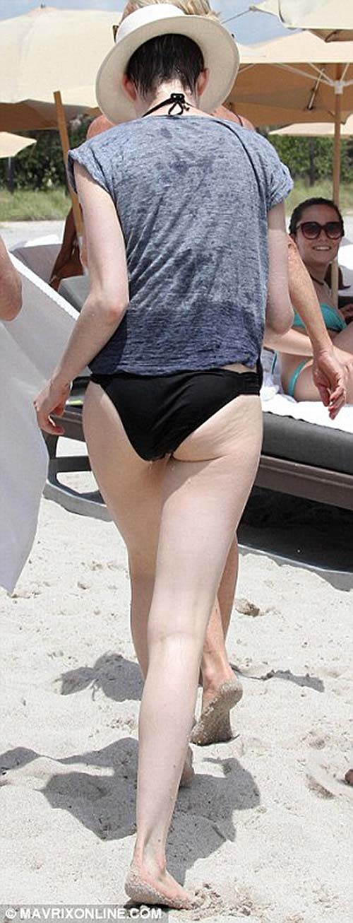 Anne Hathaway esponendo corpo sexy e culo caldo in bikini
 #75263064