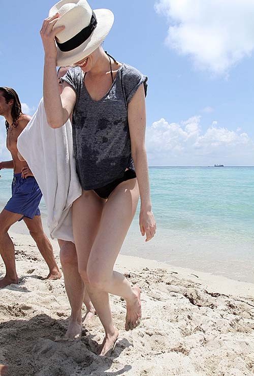 Anne Hathaway esponendo corpo sexy e culo caldo in bikini
 #75263088