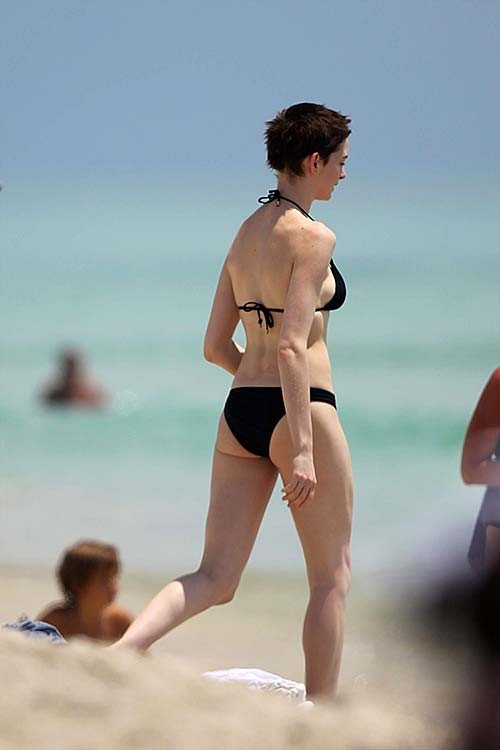 Anne hathaway exposant son corps sexy et son cul chaud en bikini
 #75263090