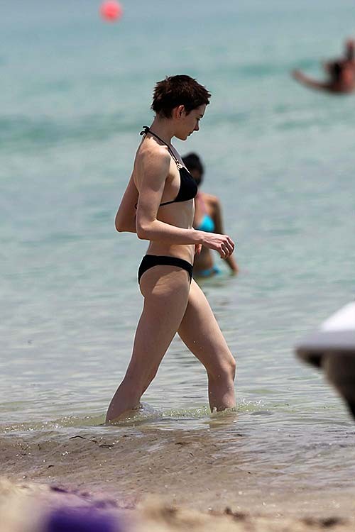 Anne Hathaway exposing sexy body and hot ass in bikini #75263097