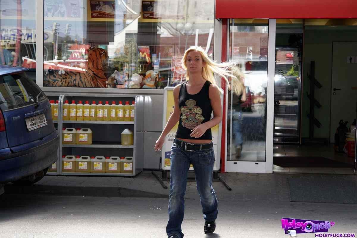 Rubia puta chupando una polla y siendo follada en un baño público
 #67930408