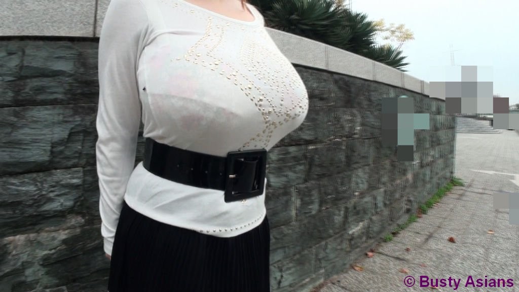 Amateur vollbusige Asiatin mit monstergroßen Titten posiert in der Öffentlichkeit
 #67645472