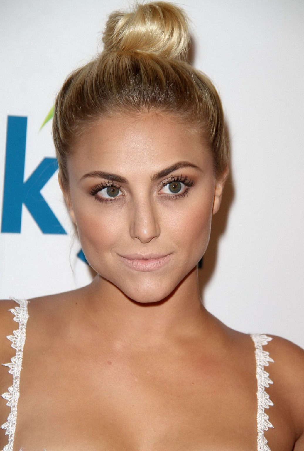 Cassie Scerbo in einem engen weißen Spitzenkleid bei der 5. jährlichen Durst-Gala in Lo
 #75192914