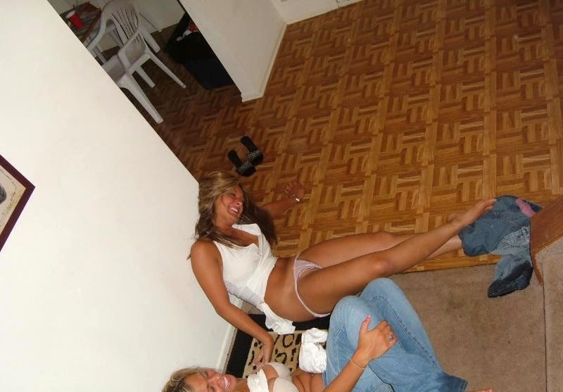 Freche betrunkene Babes auf wilden Partys oben ohne und blinkend
 #76396817