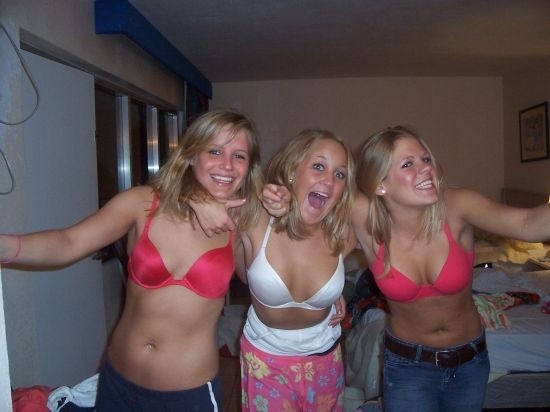 Freche betrunkene Babes auf wilden Partys oben ohne und blinkend
 #76396824