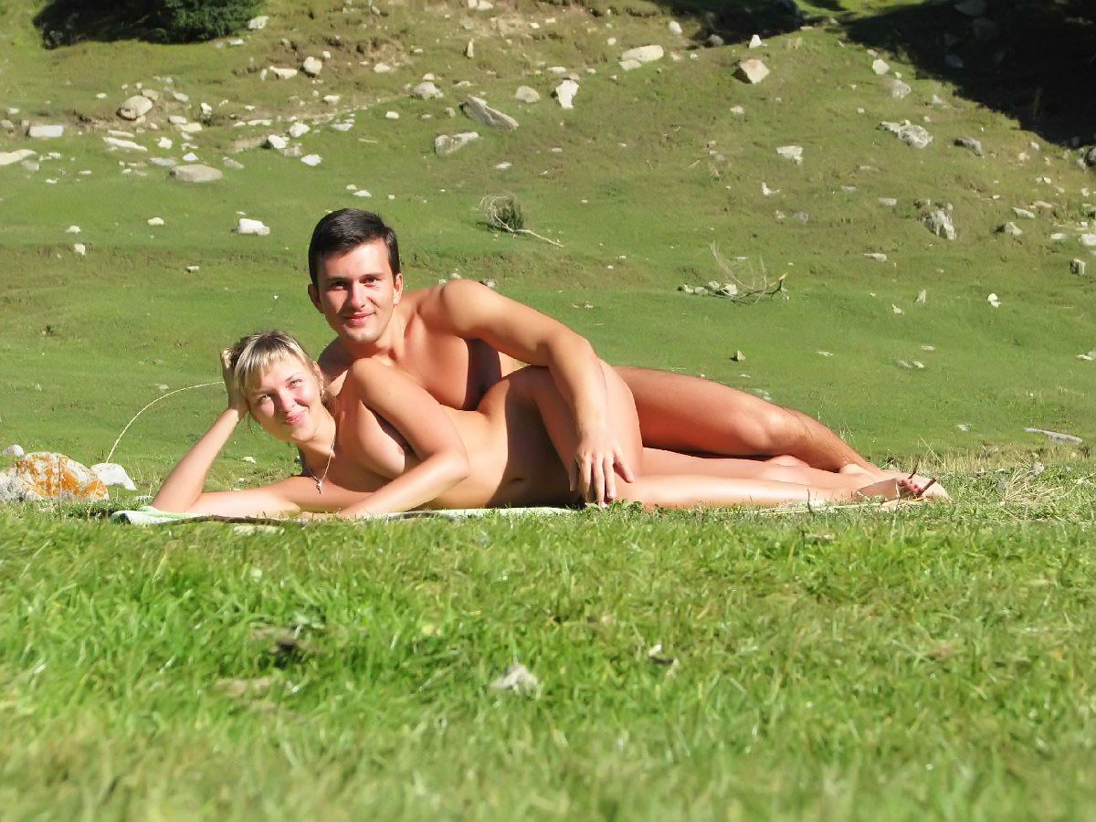 Giovani nudi giocano insieme in una spiaggia pubblica
 #70064739