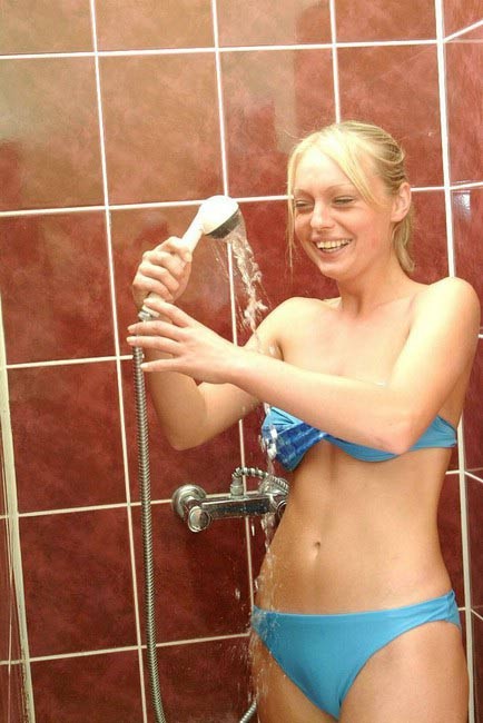 Blonde en bikini sous la douche
 #73208384