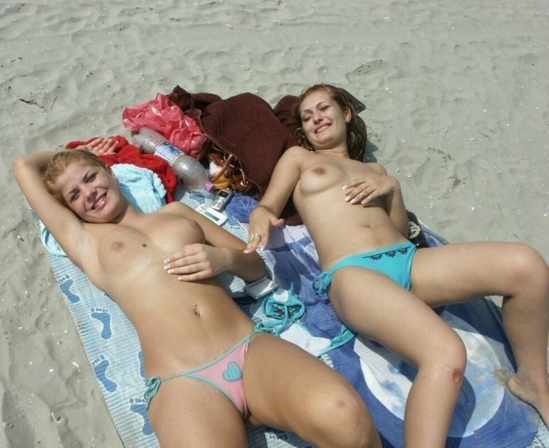 Sehen Sie diese sexy blonde Teenie lag im Wasser nackt
 #72242511