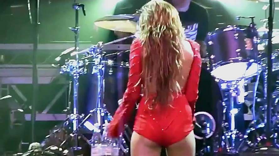 Miley Cyrus entblößt ihren verdammt sexy Körper und schönen Arsch auf der Bühne
 #75287654