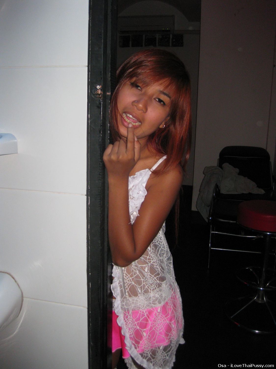 Calda prostituta di strada thai teenager che mostra la sua tenera figa asiatica
 #67939900