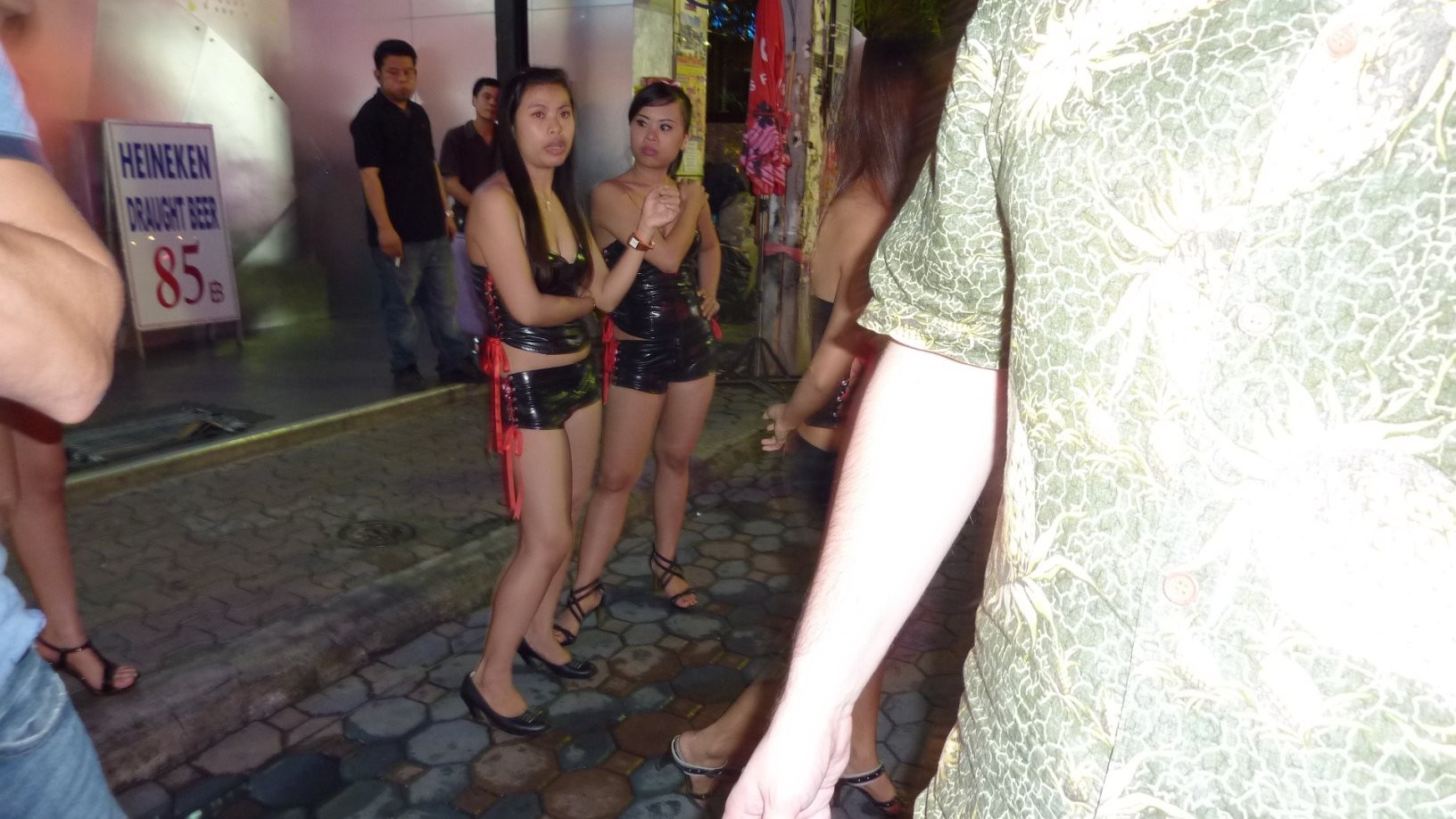 Calda prostituta di strada thai teenager che mostra la sua tenera figa asiatica
 #67939972