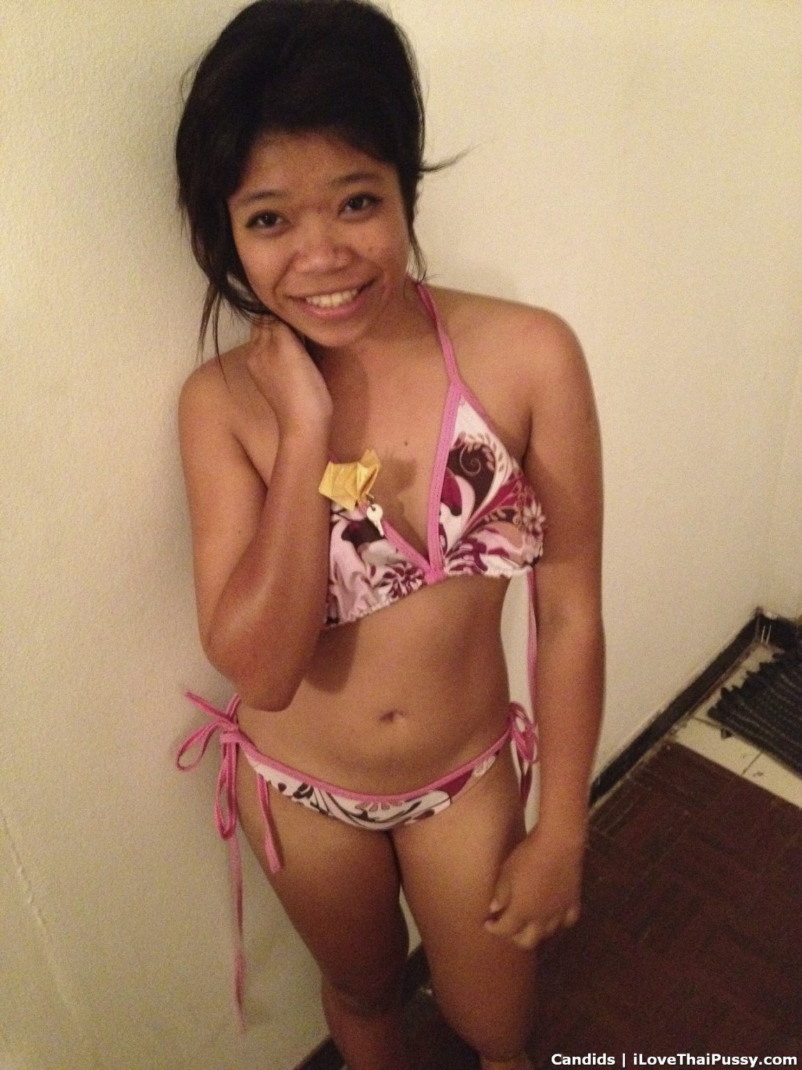 Jeune prostituée thaïlandaise chaude exhibant sa tendre chatte asiatique
 #67940027