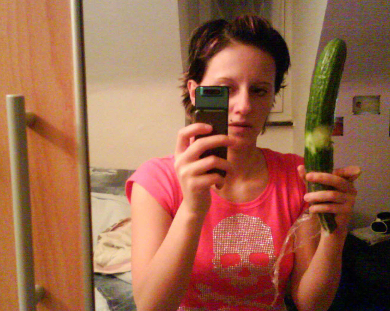 Fotos de una chica rellenando su culo con verduras y frutas
 #68991611