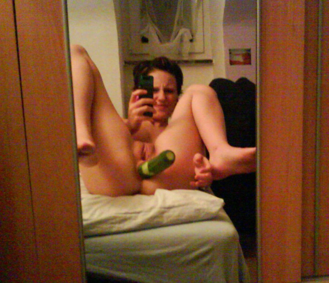 Fotos von einer Tussi, die ihren Arsch mit Gemüse und Obst vollstopft
 #68991658