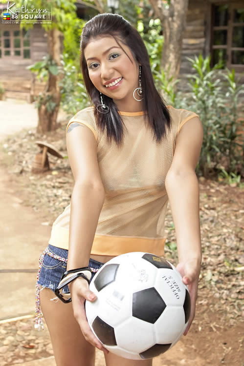 Chica tailandesa posando con un balón de fútbol
 #70028254