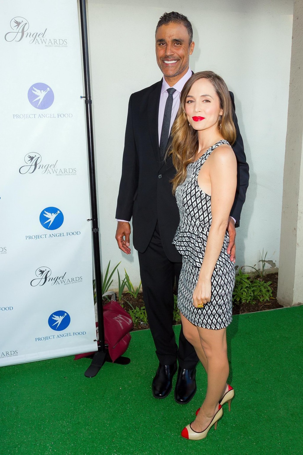 Eliza dushku pechugona y con las piernas bien puestas luciendo un sexy mini vestido con estampado de rombos en project ang
 #75221966