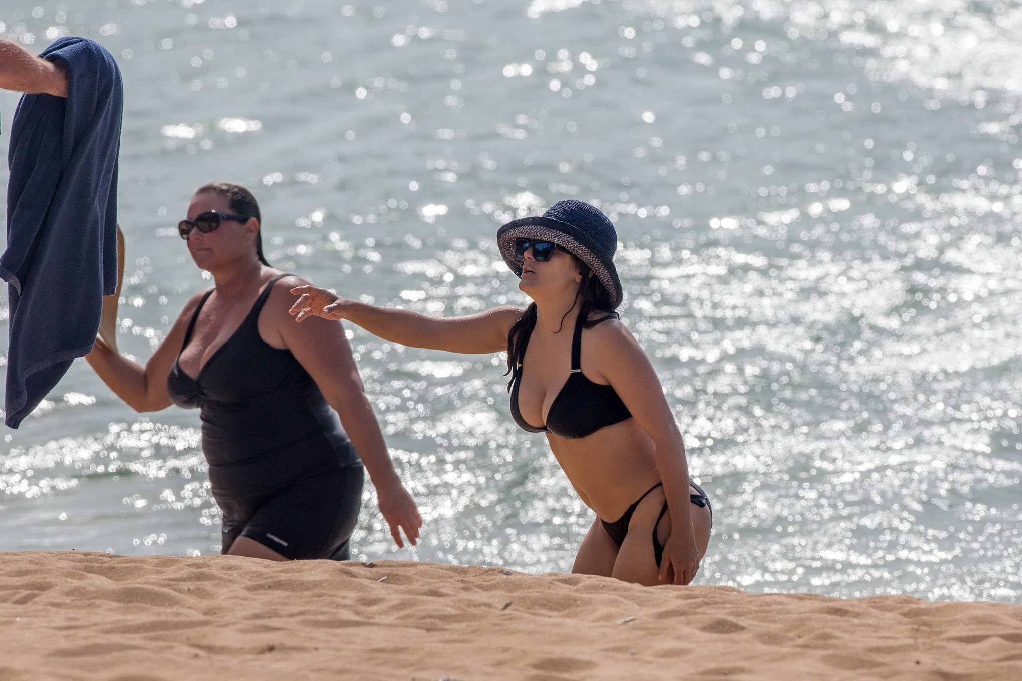 Salma Hayek portant un minuscule bikini noir à Hawaï.
 #75154771
