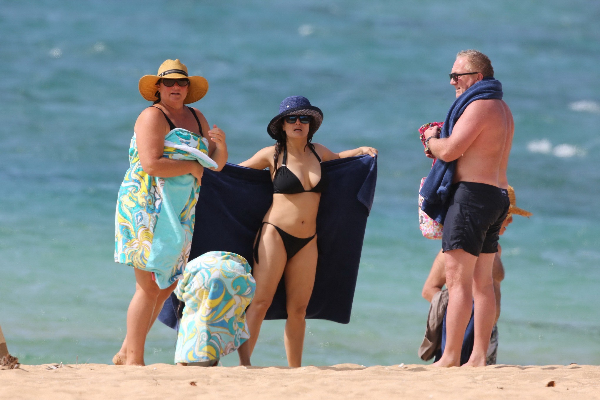 Salma Hayek portant un minuscule bikini noir à Hawaï.
 #75154802