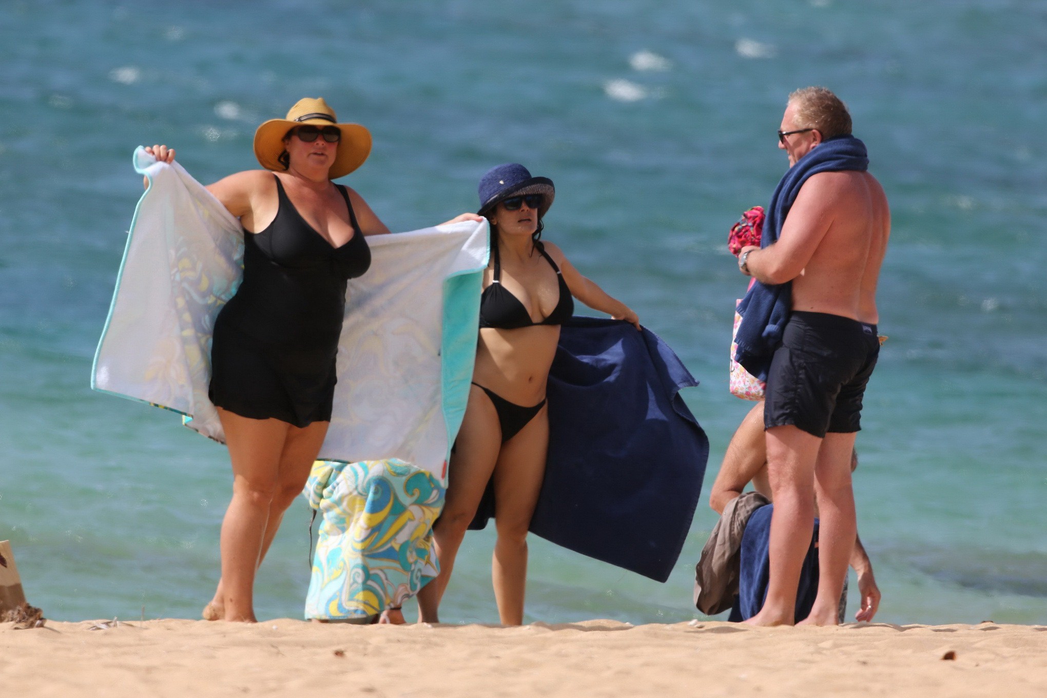 Salma Hayek portant un minuscule bikini noir à Hawaï.
 #75154807