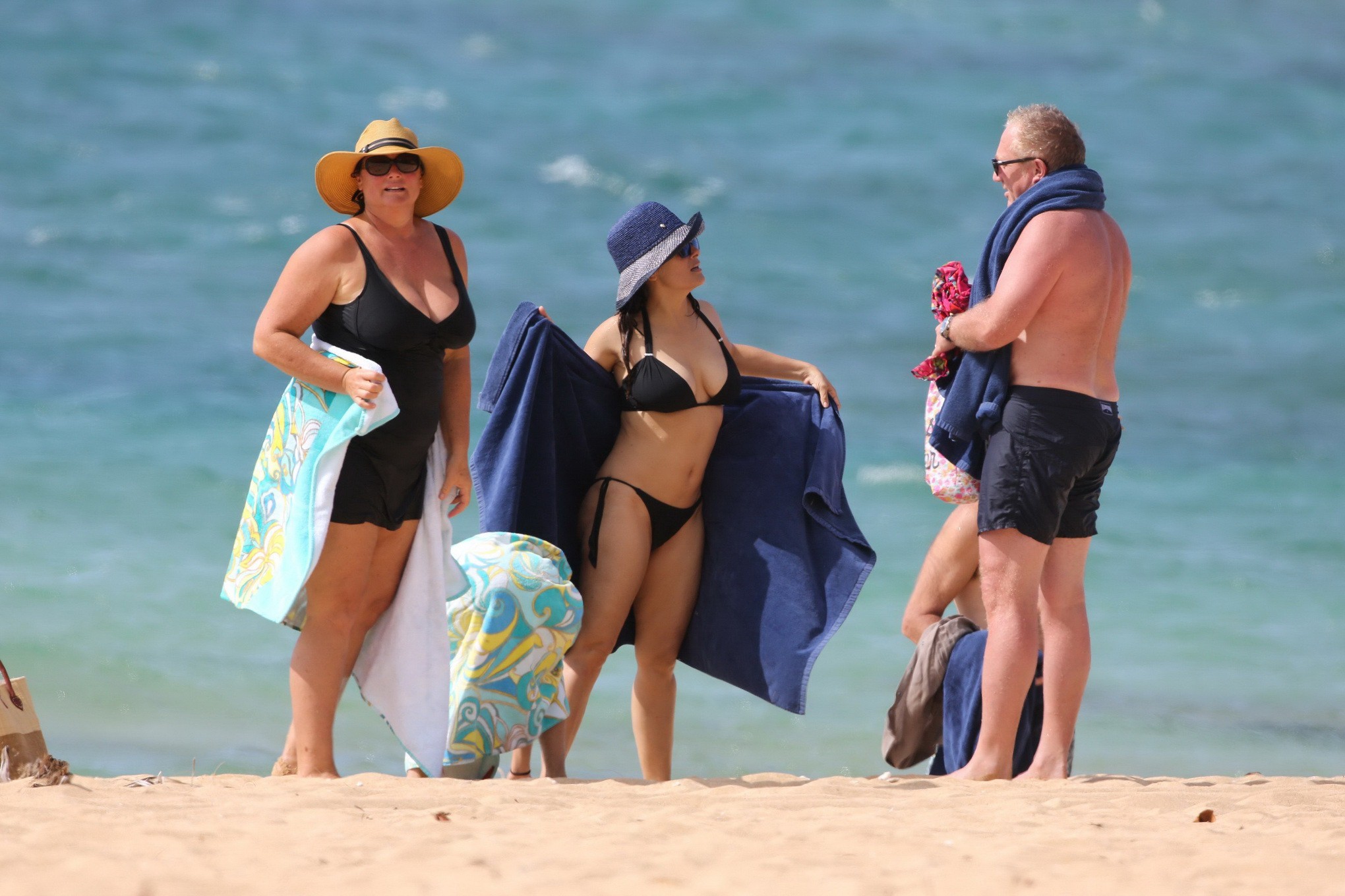 Salma Hayek portant un minuscule bikini noir à Hawaï.
 #75154819