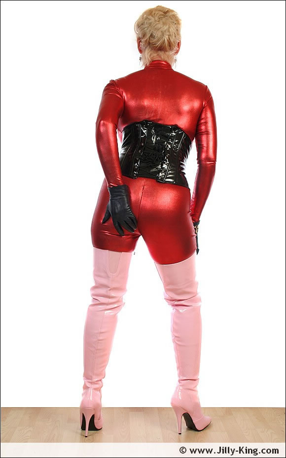 Jilly junge in Latexanzug und hohen Stiefeln
 #73709429