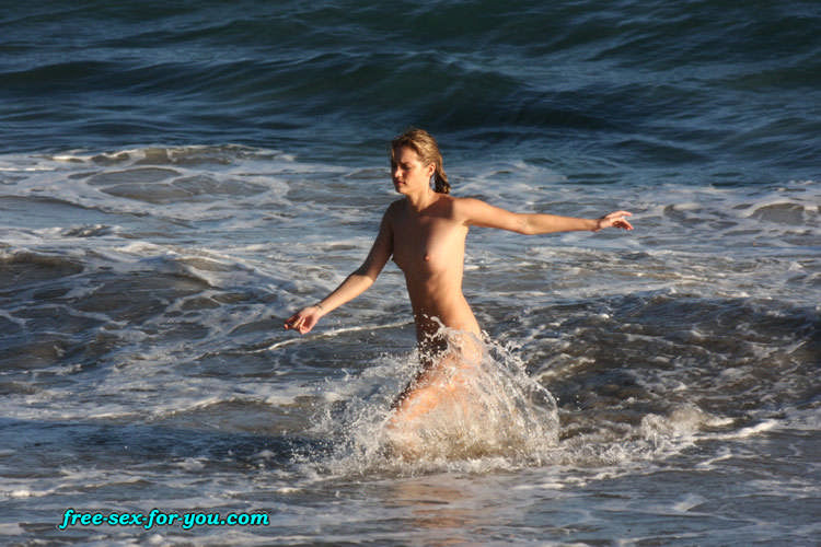 Julie ordon mostrando sus bonitas tetas pequeñas en topless paparazzi
 #75424691