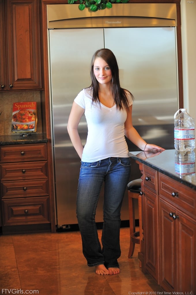 Linda morena con tetas calientes follando con los dedos su coño húmedo y caliente
 #78392061