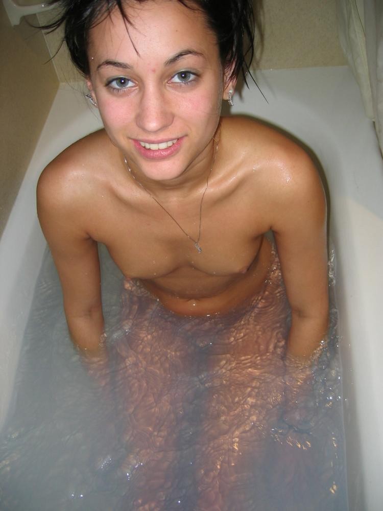 Georgia Jones cleans herself in the bath #72777021