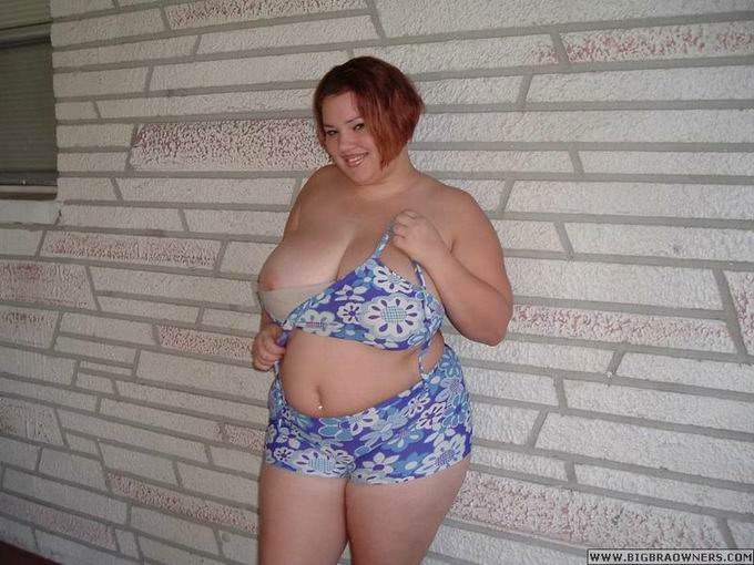 Molliges und vollbusiges Babe zieht ihren Bikini aus
 #73200727